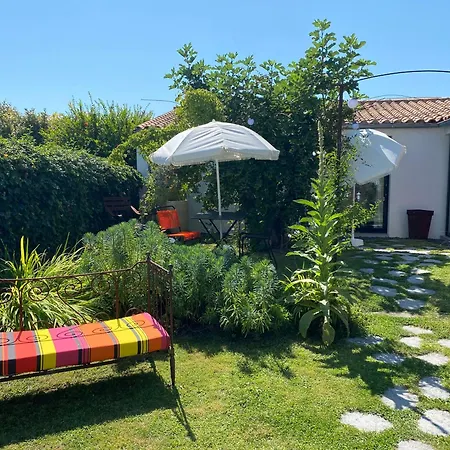 לינה וארוחת בוקר Le 5 Bis 3*